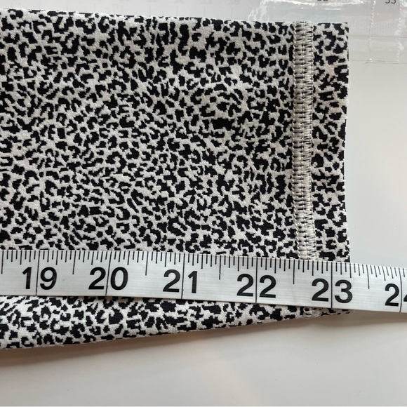 Athleta Salutation Stash Pocket II 7/8 Textured Tight - Picture 7 of 10